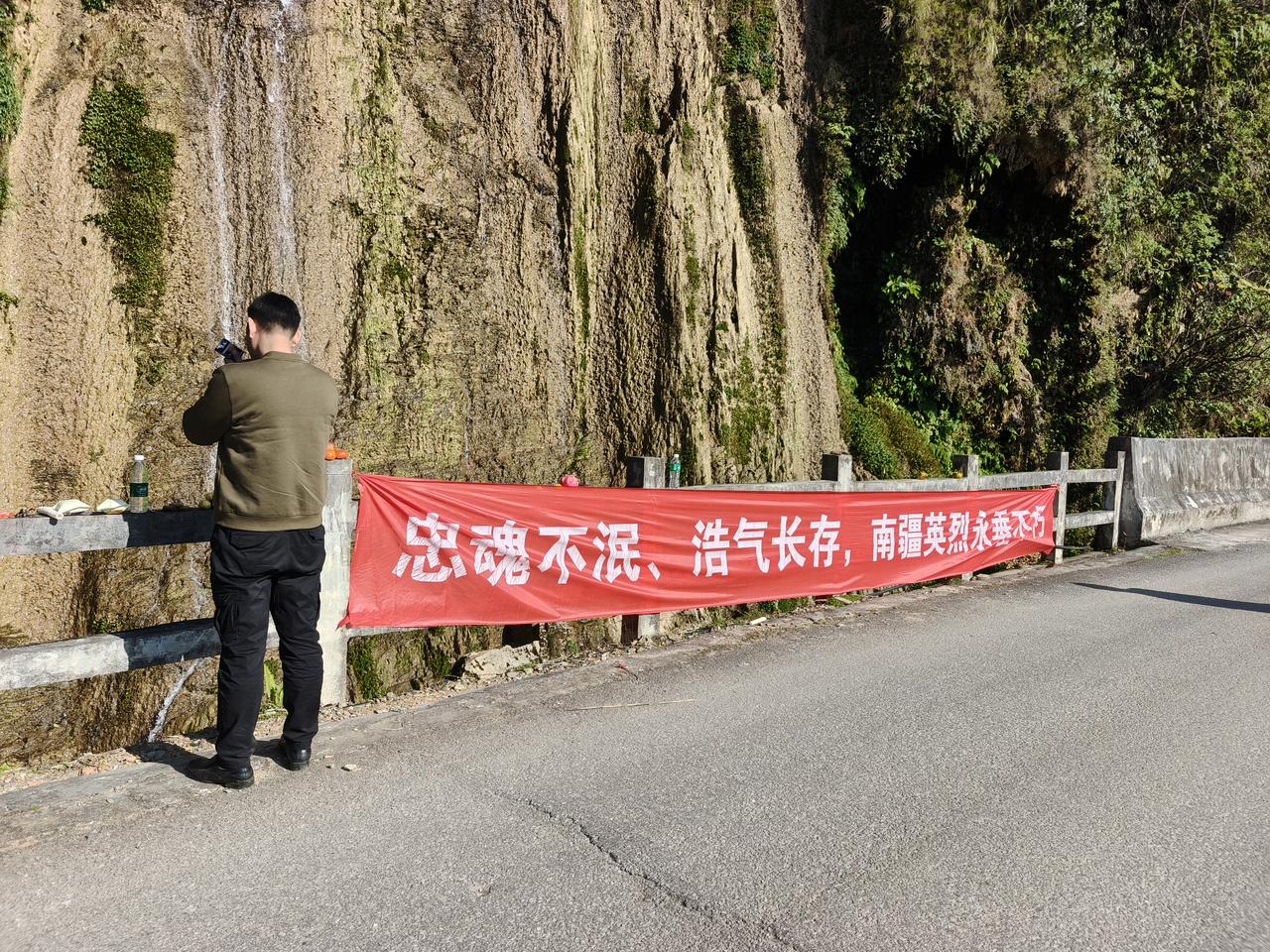 白石岩！参战老兵难忘的地方。当年是在这里为烈士们清洗遗体上的尘埃…致敬英雄，烈士