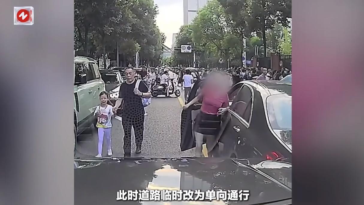 “必须严惩！”近日，四川成都，一女子驾驶一辆黑色奔驰豪车去学校门口接孩子，谁知却