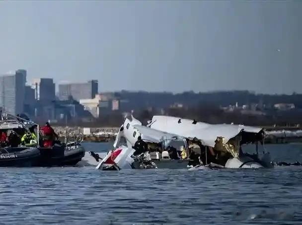 《半小时两架战机坠海！美军南海事故背后的老疲乱三重危机》
 
南海的波涛中，美军