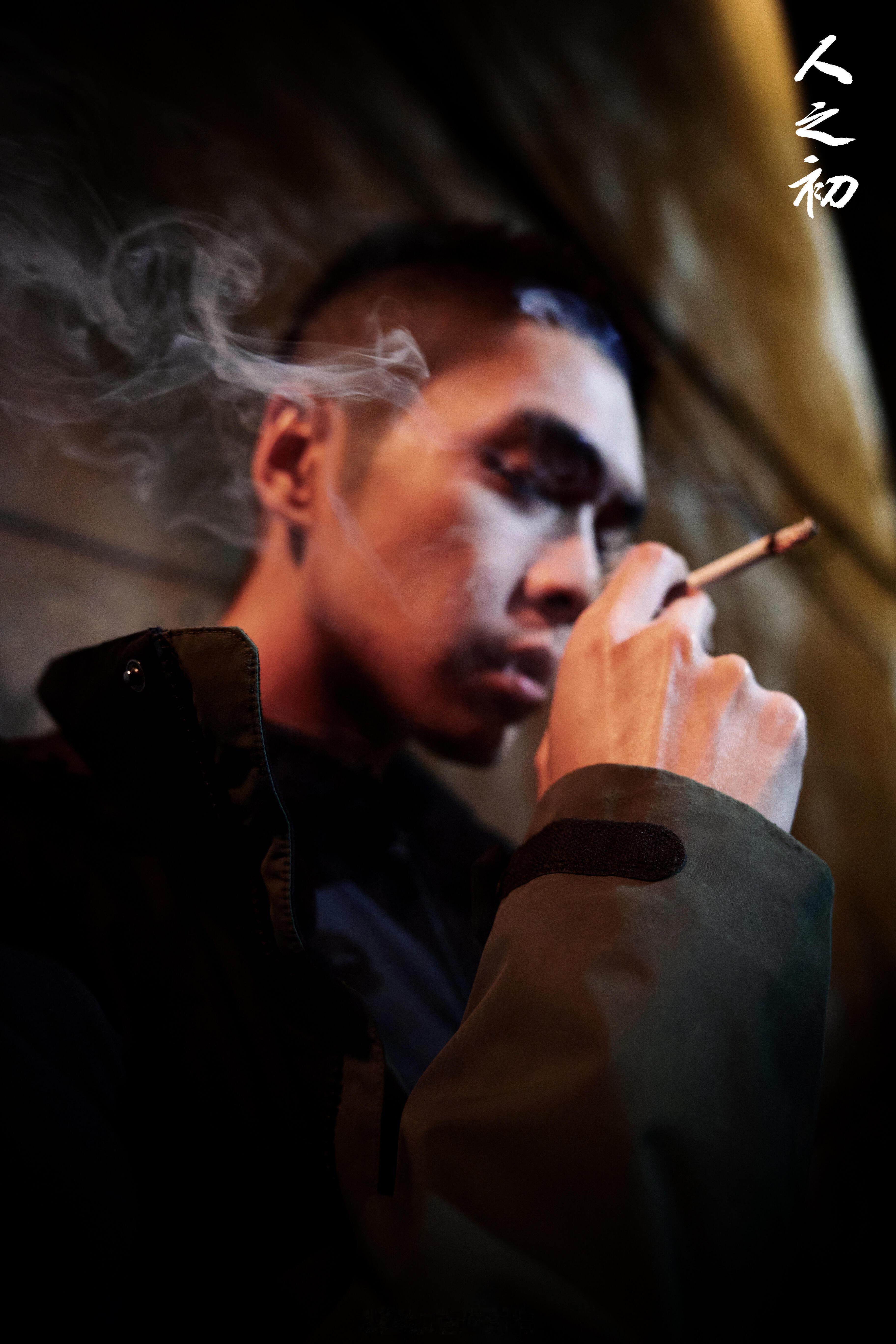 隔壁老钱风张若昀流浪风拒绝被任何叙事拯救，高风只臣服于自我真相的引力。他的悲剧性