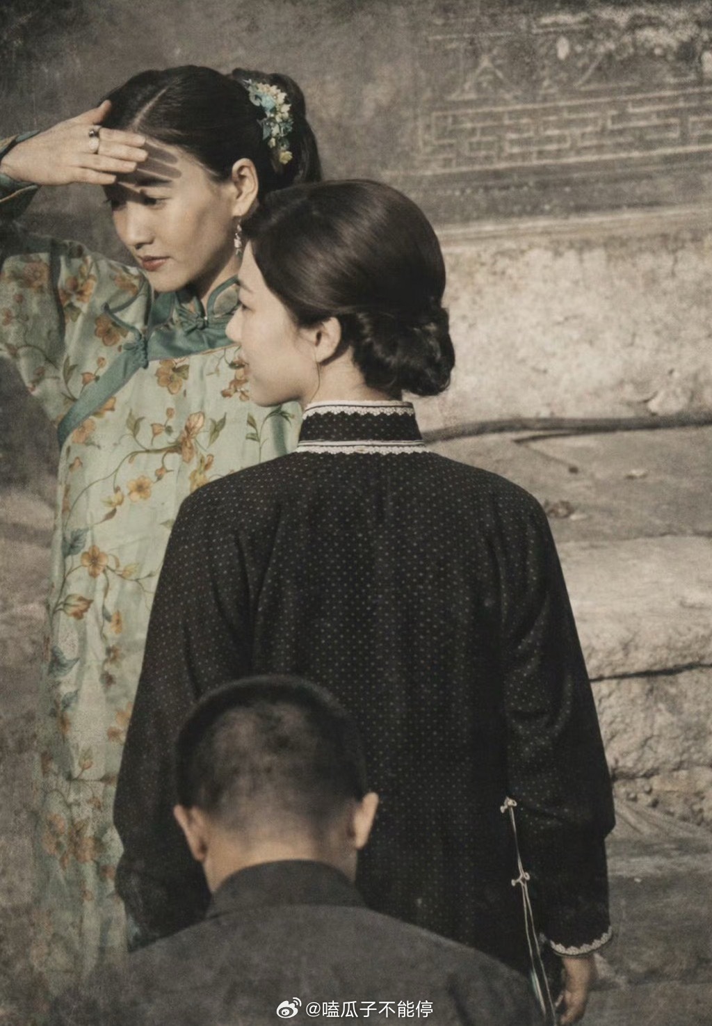 杨紫新剧《玉兰花开君再来》路透🈶，气质很好，光是一个背影故事感就拉满了，