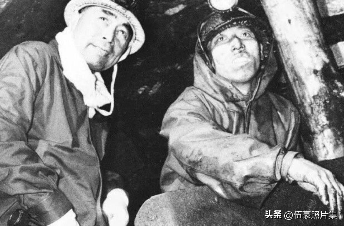 1958年9月1日下午，河北唐山开滦唐家庄矿井口，周恩来总理实地考察全国第一座、