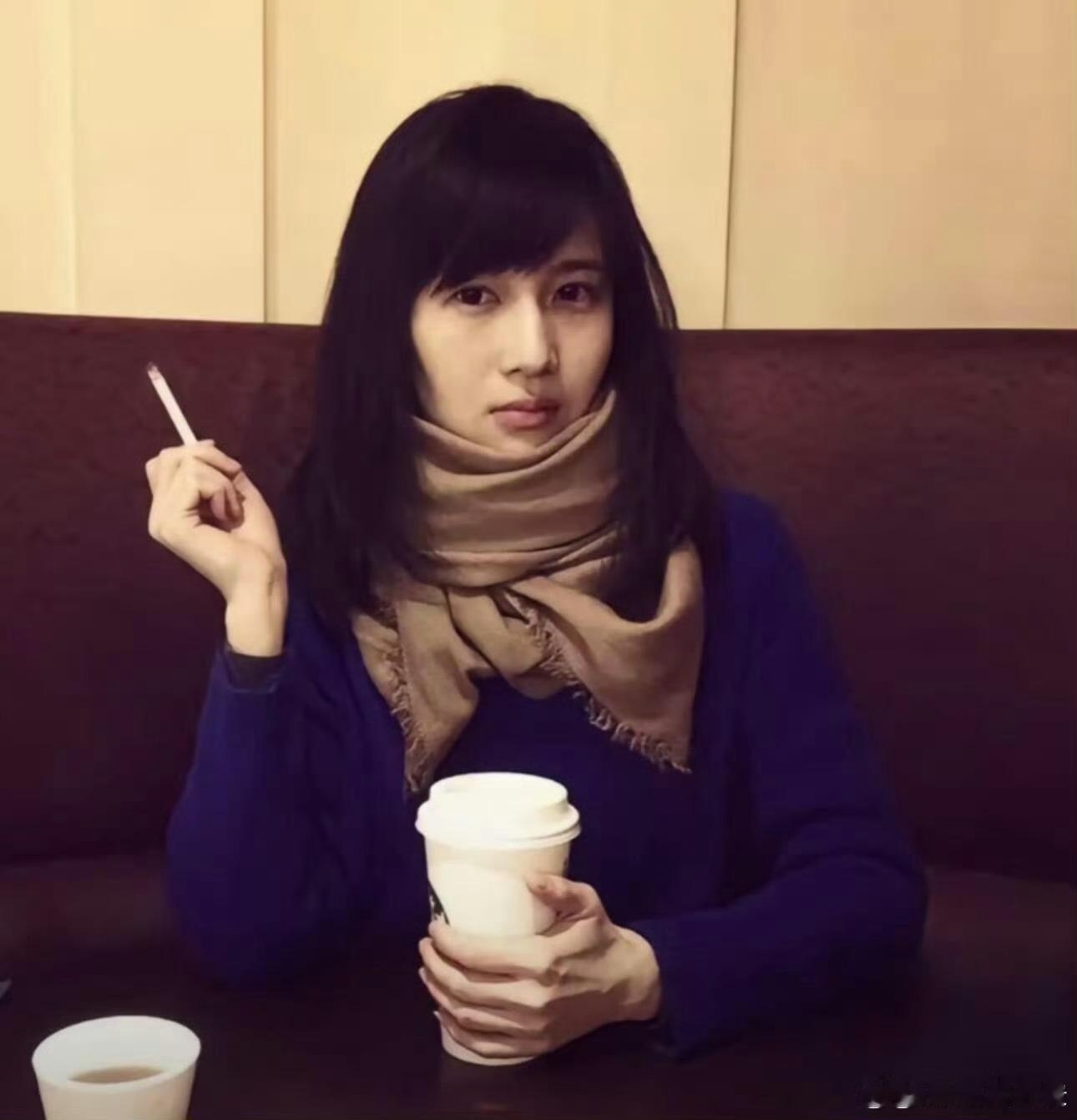 papi酱梦女。支持者认为这是对优秀女性真诚的仰慕表达，反对者则担忧过度幻想可能