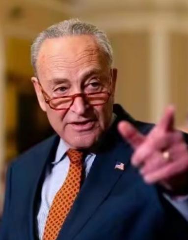 美国民主党领袖在社交平台发文表示：我很高兴特朗普选择了退缩，甚至他现在正在拼命的