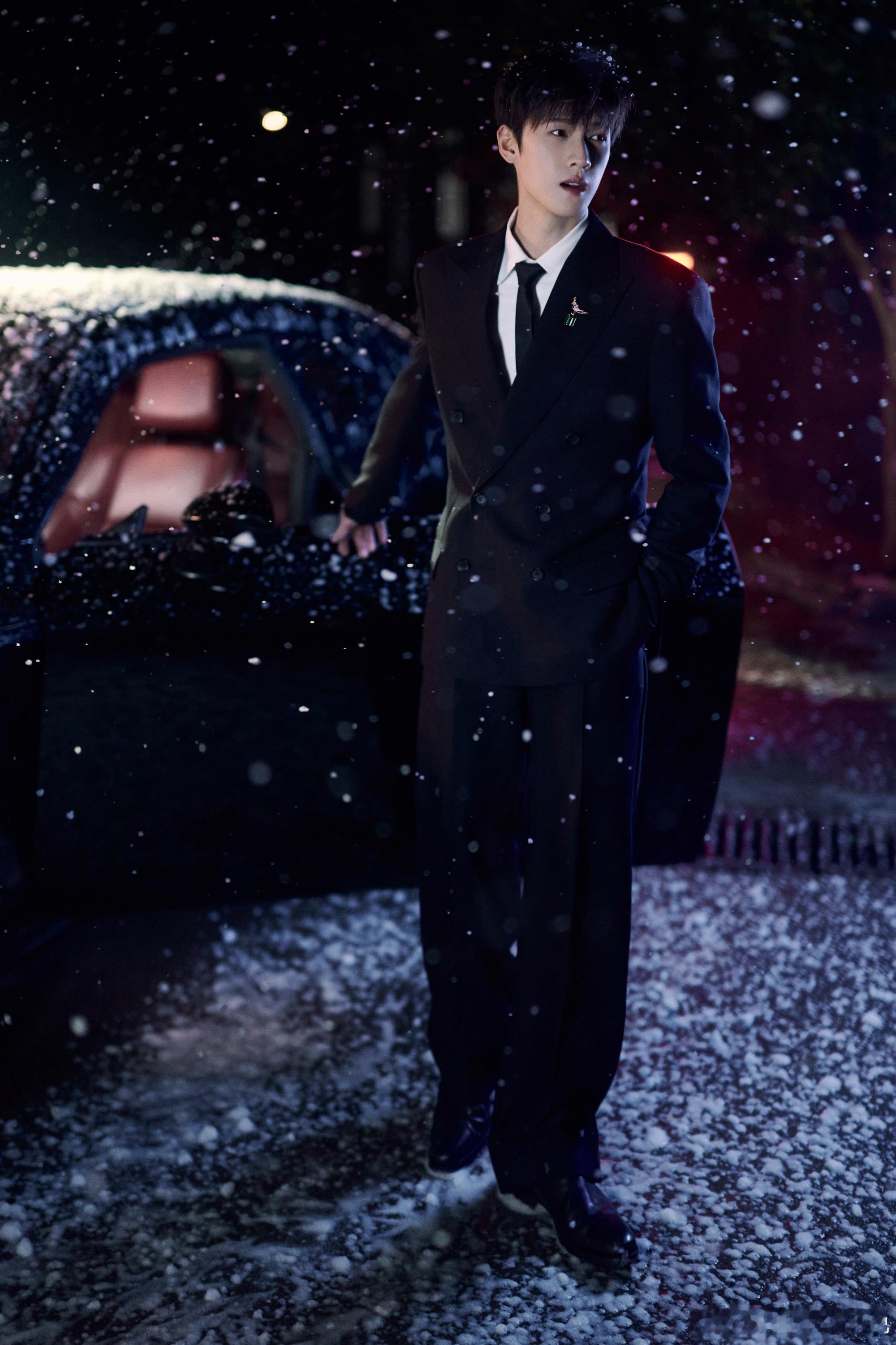 李昀锐雪景大片李昀锐雪景撑伞大片李昀锐雪景撑伞大片，好帅，