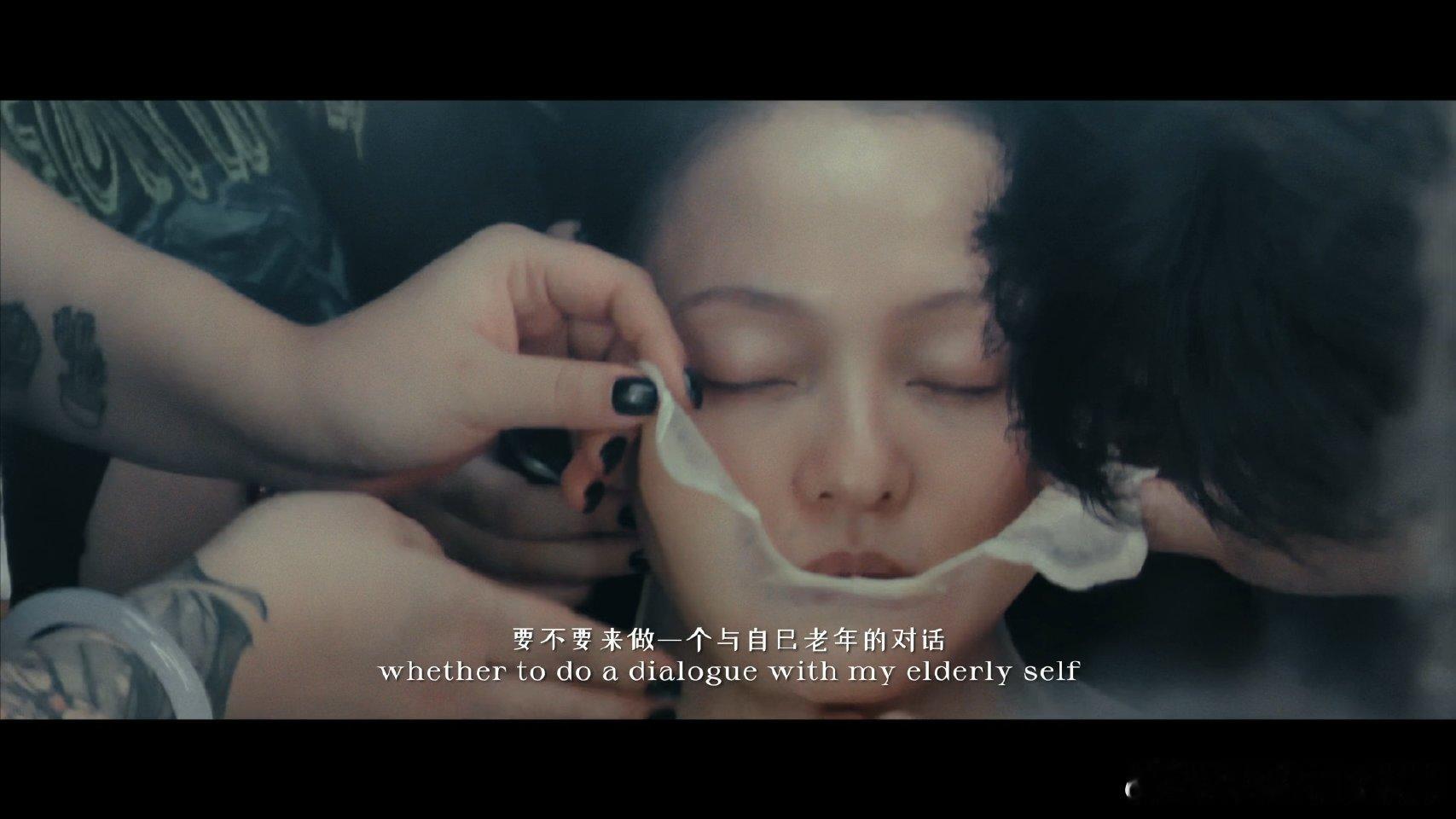张韶涵这次真的画皮了张韶涵演唱会转场特效妆绝了！皱纹细节拉满，薄面具像在“画皮”