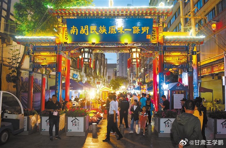 牛奶鸡蛋醪糟夜市温柔傍晚的晚风慢慢凉下来，整条夜市被暖融融的灯笼裹住，人声嘈杂却