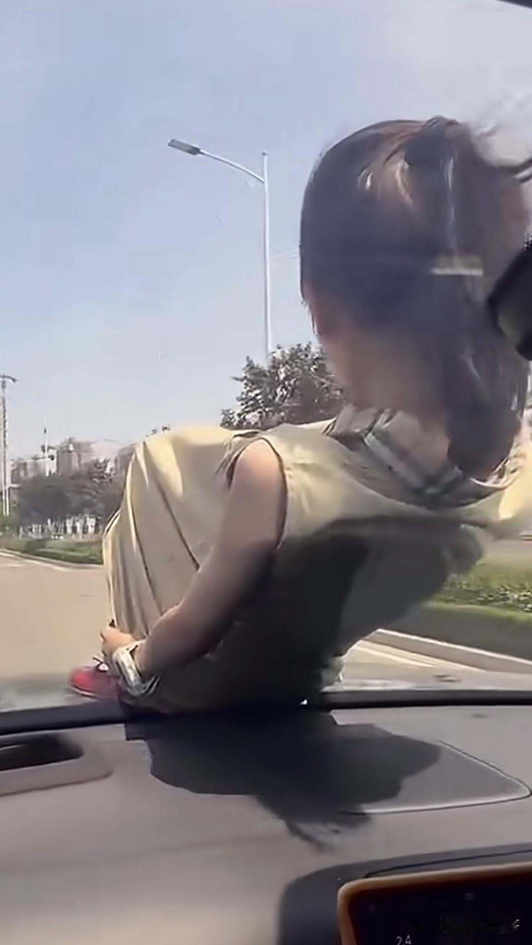 这个把自己几岁的姑娘放在前挡风玻璃还拍视频的老爸火了，收获全网一片骂声，这不是溺