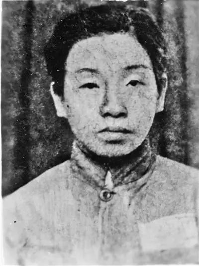渣滓洞监狱中，特务给女共产党员邓惠中上老虎凳时，无意中碰了一下她的脚底板，邓惠中