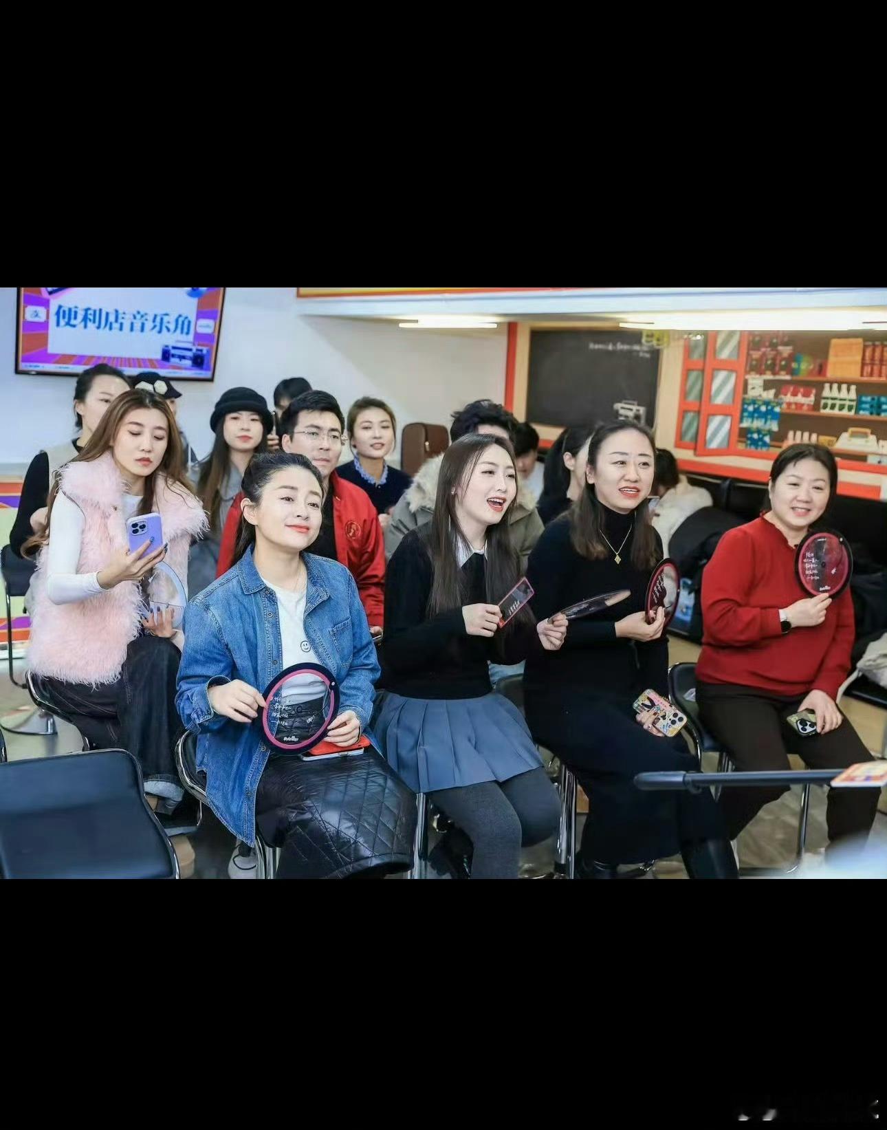 老狼歌迷在山西便利店安可老狼演唱会余韵未散，歌迷们竟在山西便利店开启安可！不同年