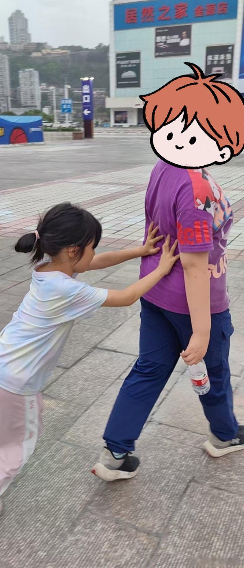 美亚有2个乖儿子，我一直想美亚买到我小区来，我也一直在创造孩子从小的接触友情无话