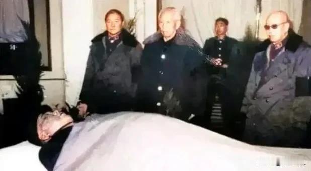 1985年，悍将许世友剧痛难忍，悄悄用毛巾勒颈求生，至死不肯就医
 
1985年
