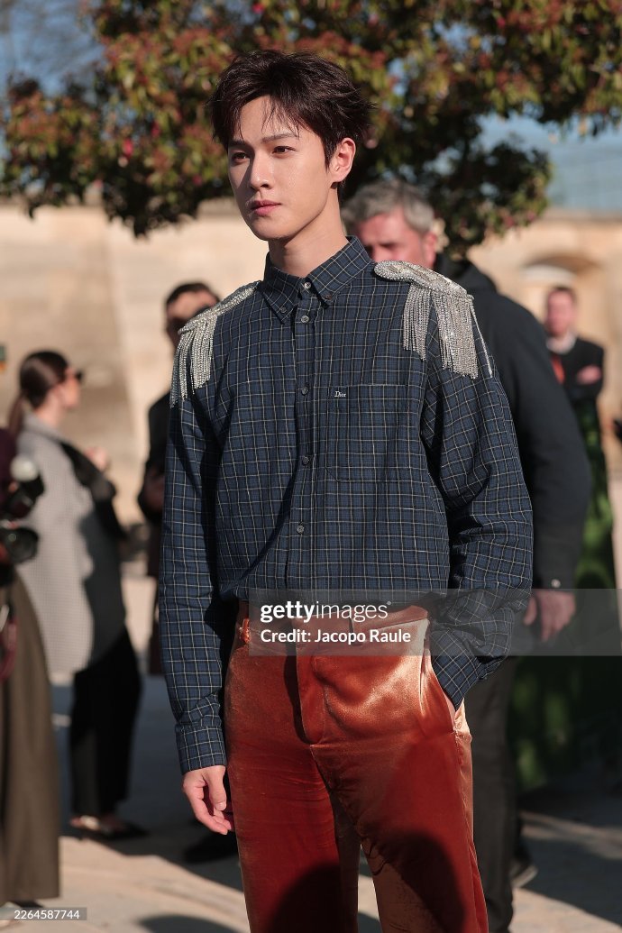 品牌大使李昀锐亮相Dior 2026秋冬时装秀，看秀造型清爽，外网生图更是大写的