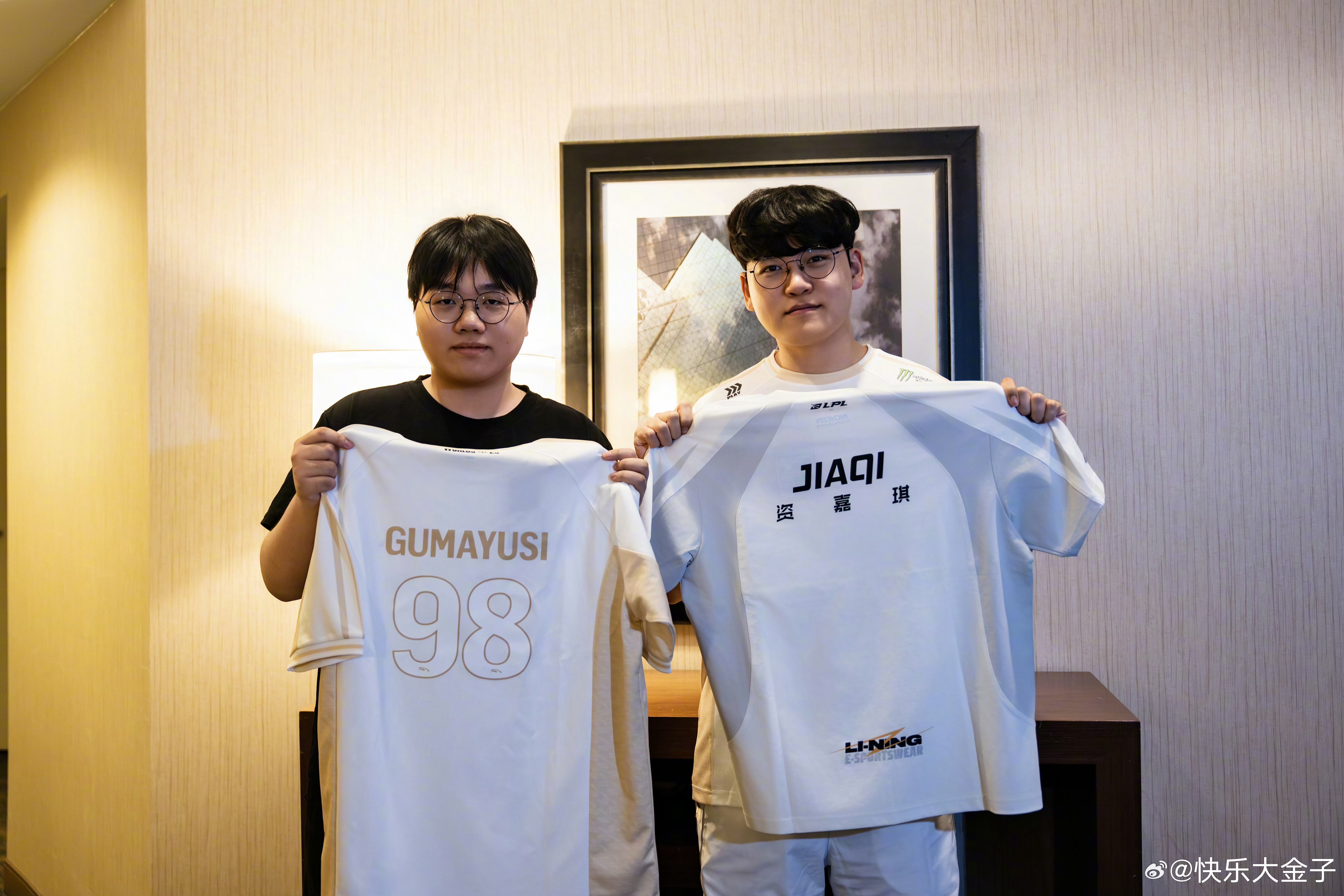 Zhuo哥遗憾退场。[柯基]Zhuo和Zeus不能交换队服了zhuo怀念洲际赛T