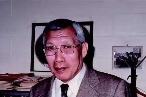 1950年春，北大一位教授悄悄把家里米缸加满了米，装出一副还要回来的样子。留下一