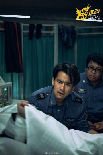 彭于晏当爹还挺温柔彭于晏演起当爹，温柔劲儿简直溢出屏幕。他看向小河的每个眼神，都