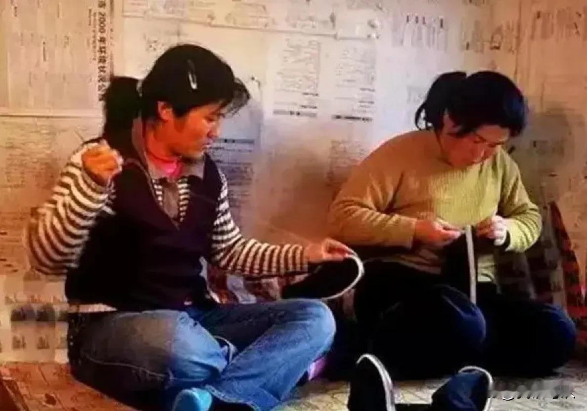 #生产队时期的农民，有哪些业余生活#  生产队时期的农民是没有业余生活的，他们每