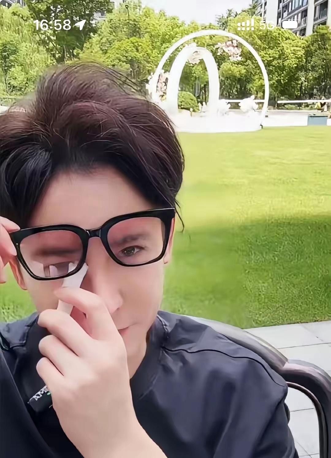 大明星都哭诉钱难挣，北京的房贷每🈷2万，还有孩子得教育每个月都十几万，这些人是