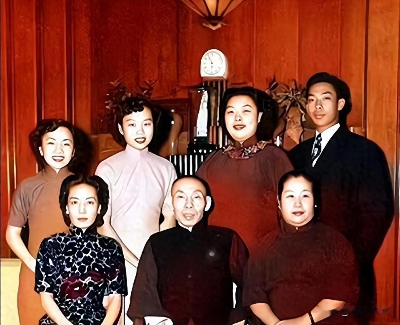 杜公馆里五张老照片，谁在笑谁在忍，她们到底怎么活下来的。
我翻了几本新出的民国女