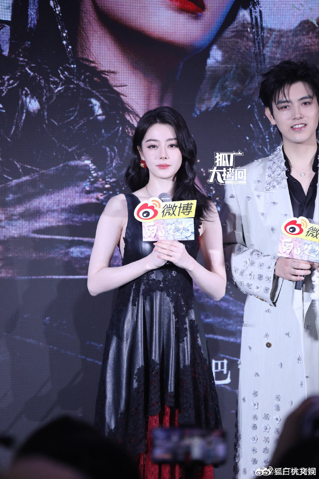 迪丽热巴清唱我怀念的热巴陈飞宇清唱我怀念的 热巴陈飞宇追剧团现场清唱，两个人的声