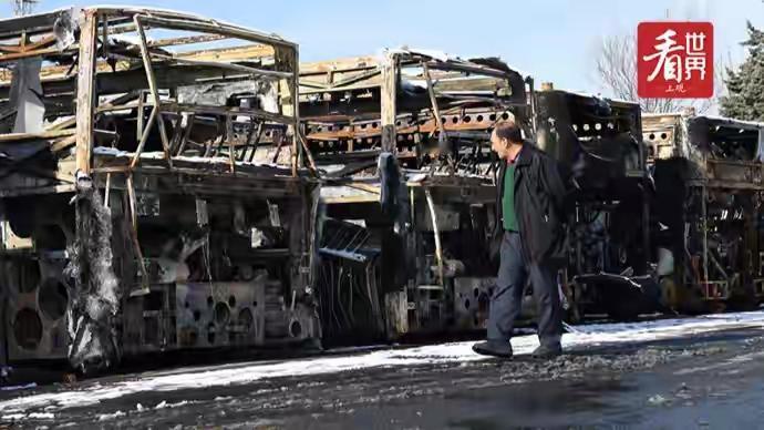 随着，这两件事真是截然不同的画风啊。一边是伊朗骚乱，已经造成了3117人死亡，这