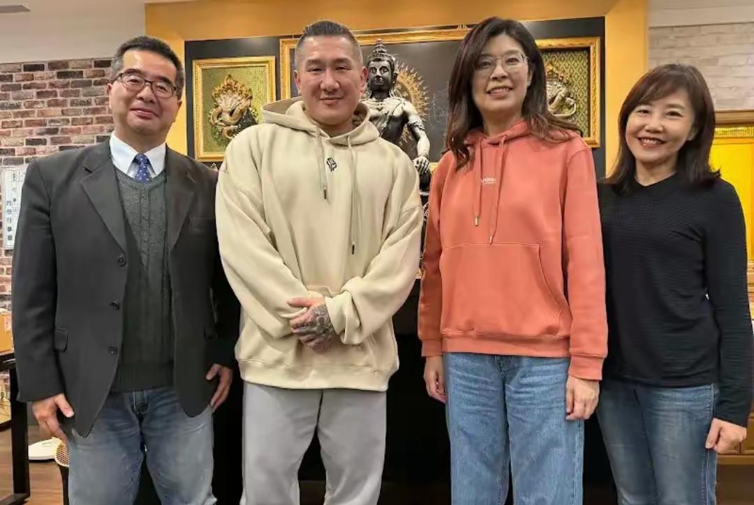 离4月7郑丽文到访大陆只剩1天，
此时的美国还在跟伊朗打的不可开交，
飞行员都丢