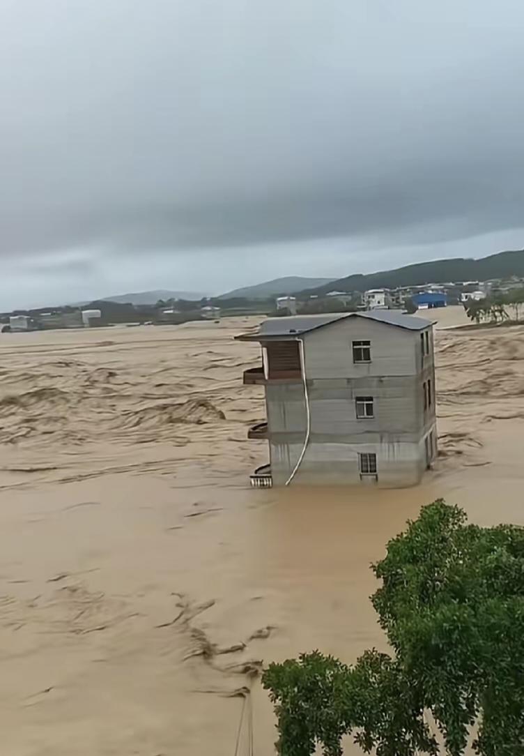 暴雨台风突袭广西！多地洪涝围城，祈愿乡亲平安🙏
 
狂风裹挟着倾盆暴雨席卷广西