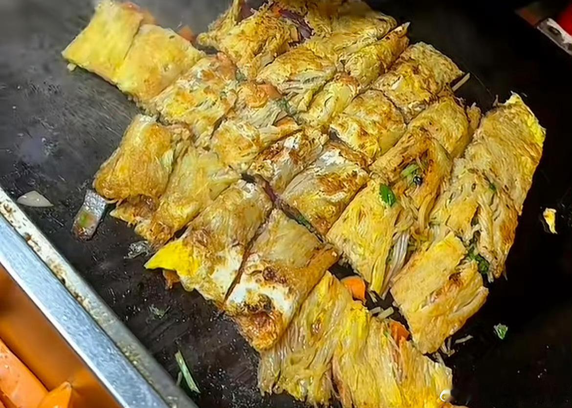 这是烤冷面那我以前吃的算什么 原来我吃的都是盗版烤冷面 