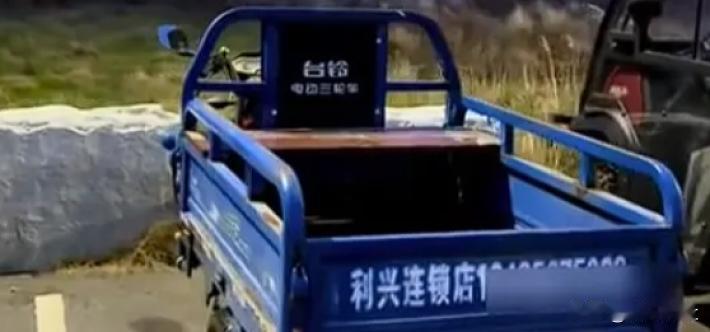 男子瑞典偶遇电动三蹦子以为回村

近日，一中国网友分享视频称，自己在瑞典偶遇电动