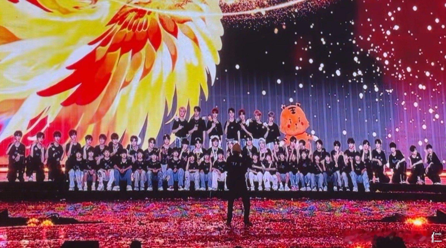 突然想到一个事情，如果大家感觉压力大的时候想想时代峰峻的修图师吧 