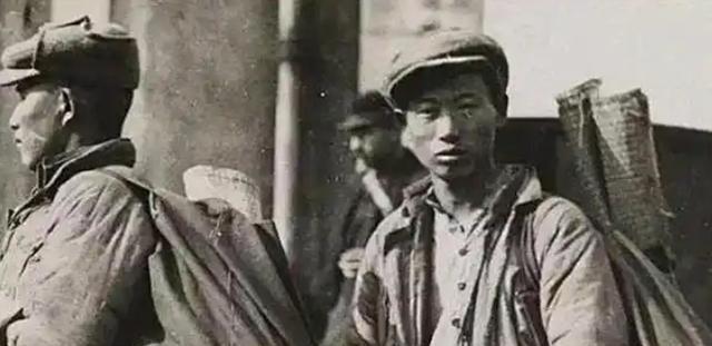 1917年，大批山东汉子被骗到法国挖煤，到了才知道不是挖煤，而是干苦力，但出乎意