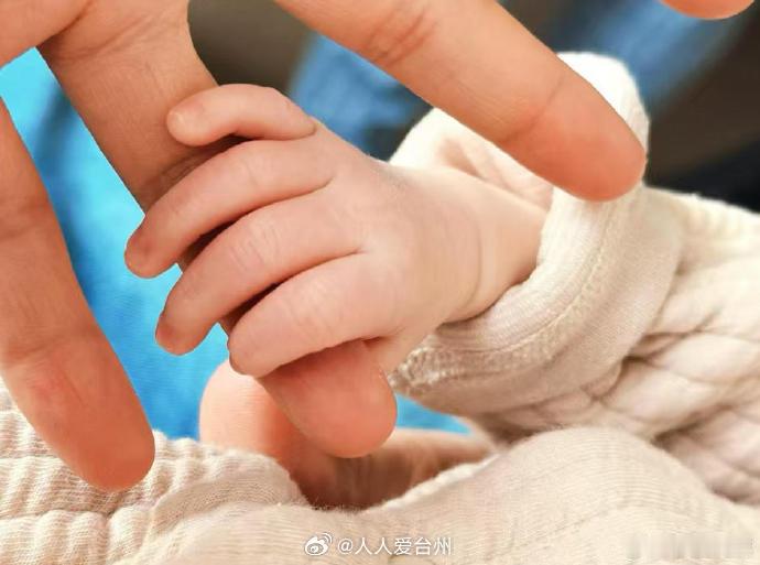 【省下8万台州椒江1247名新生儿免费参保撬动民生大幸福 】日前，台州椒江一名早