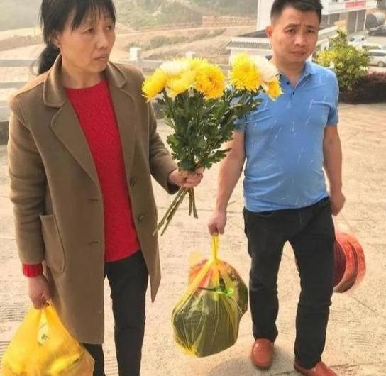 1984年，一战士壮烈牺牲，新婚20天的妻子，生下遗腹子并拒绝改嫁。35年后，妻