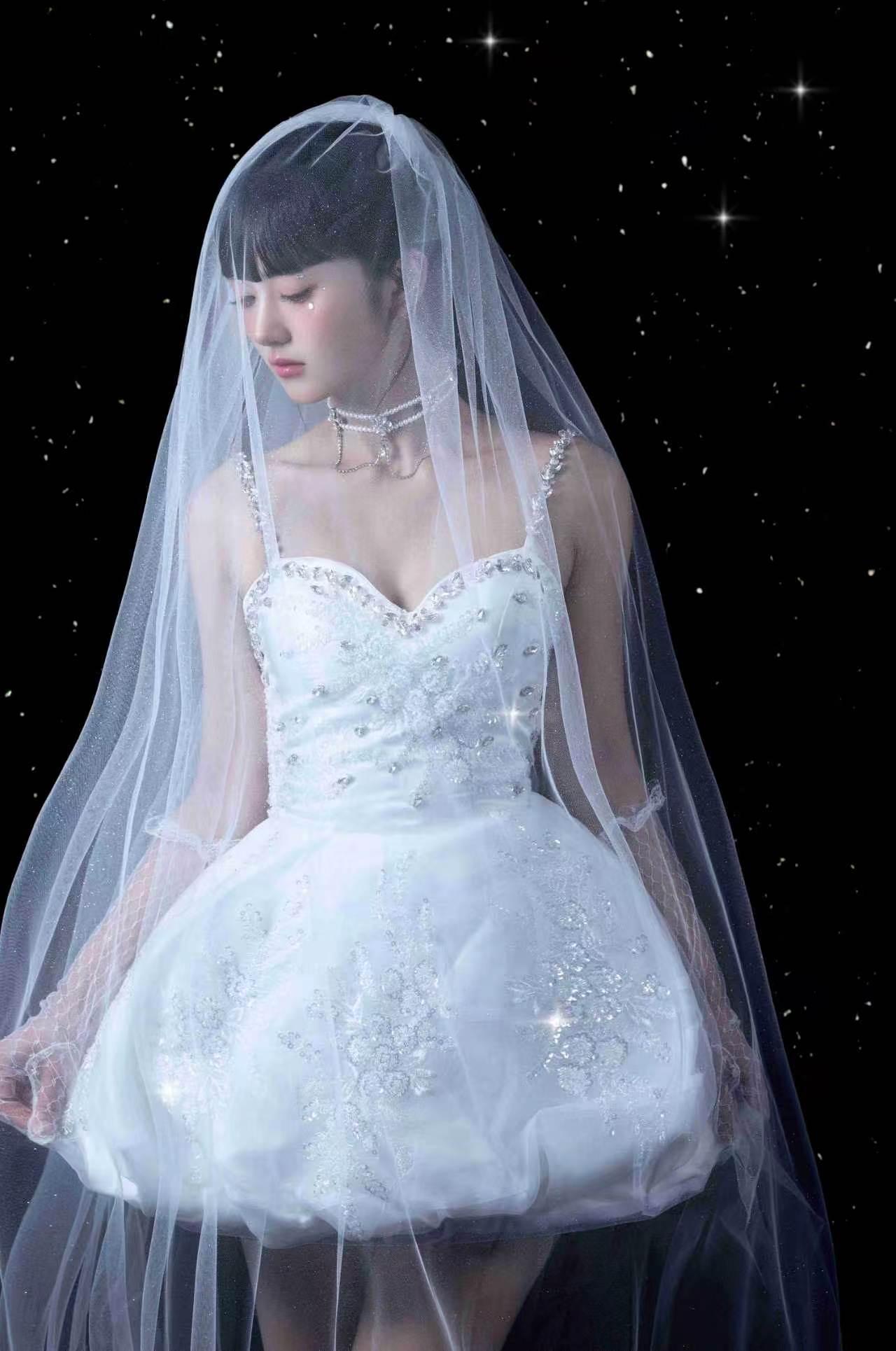 黑色背景上，一束追光落下，她像一只受伤却高傲的天鹅。🖤🩰 这组芭蕾风写真，把