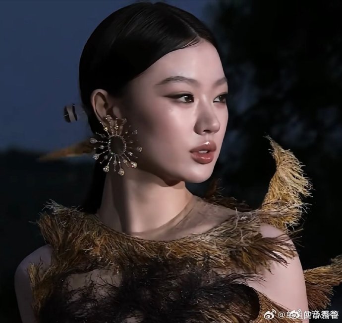 单依纯暮色降临太阳公主出场 栩栩华生时尚文化大赏的红毯上，暮色渐渐降临，单依纯一