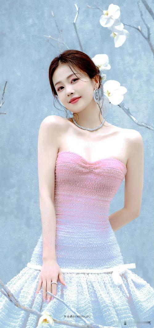 白鹿漂亮吗白鹿的美，宛如一幅灵动鲜活的画卷在眼前徐徐铺展。她那双眼睛，恰似一汪清