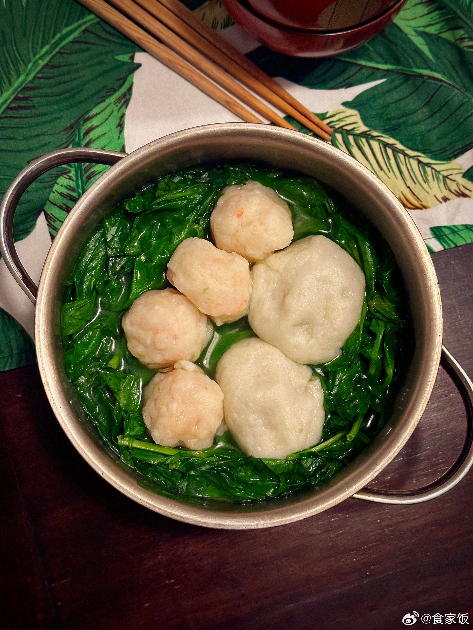油焖笋拼草头，草头做得格外淡口一点，配着油焖笋一起就正正好；蟹粉鱼圆虾丸烫豆苗，
