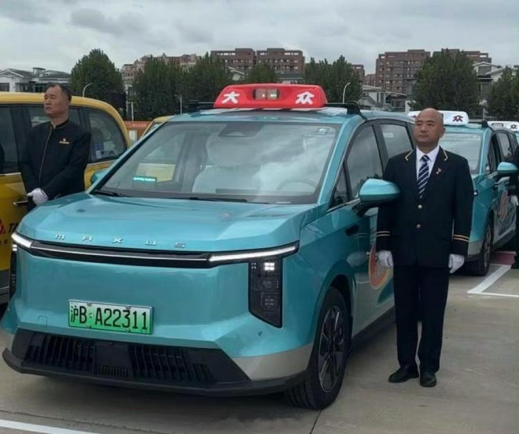 上海出租车开始更换为纯电 MPV 了，大通大家 7 具备 7 座设计，也就是香港