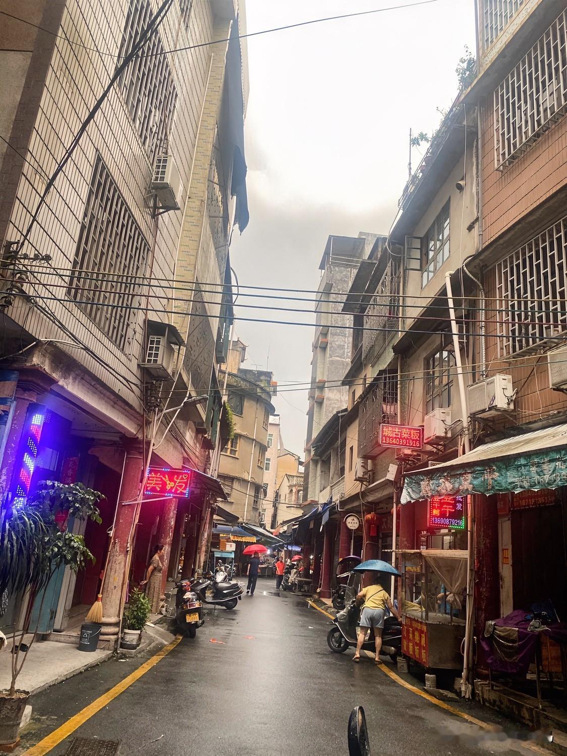 雨后老街闲逛，凉快得不想走

一大早出门随便溜达，刚下过雨的老街路面润润的，踩上