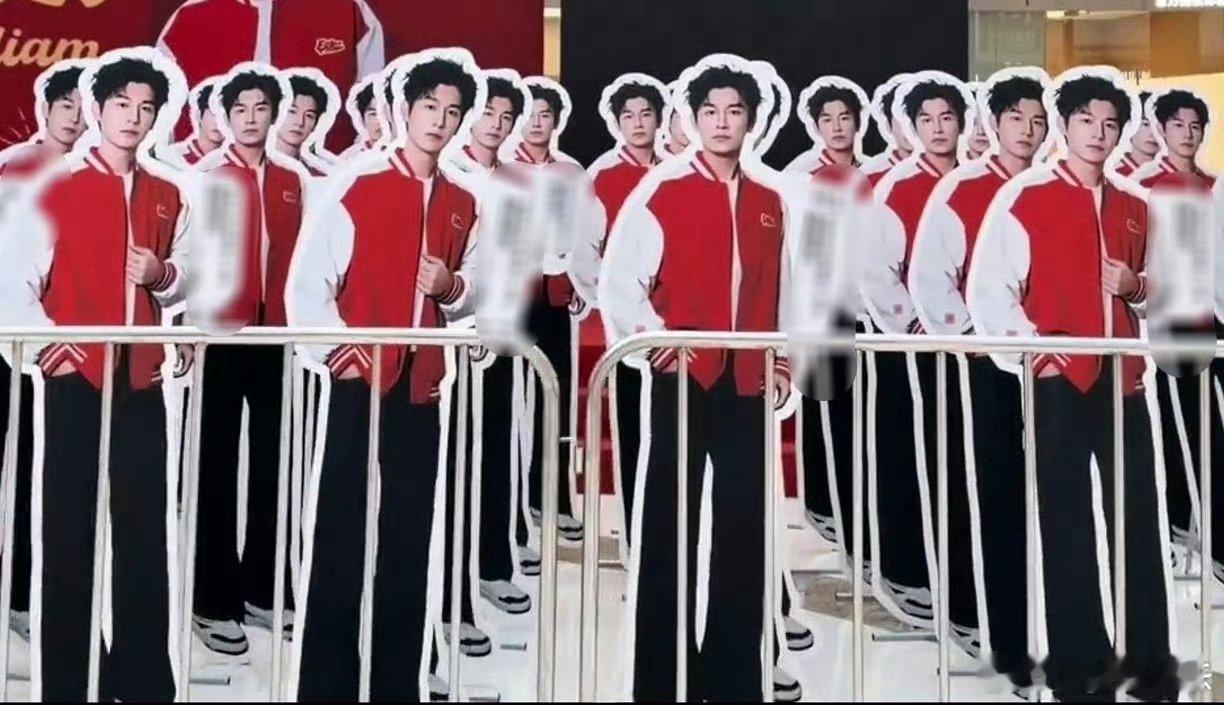 杨旭文一个人就是一个战队 杨旭文一人成团战队实锤！红白色棒球服人形立牌密密麻麻排