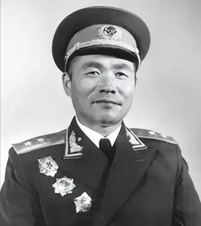 1949年，一个解放军军长回家探亲，亲娘就在眼前，他却装作不认识，还撒谎说：“大