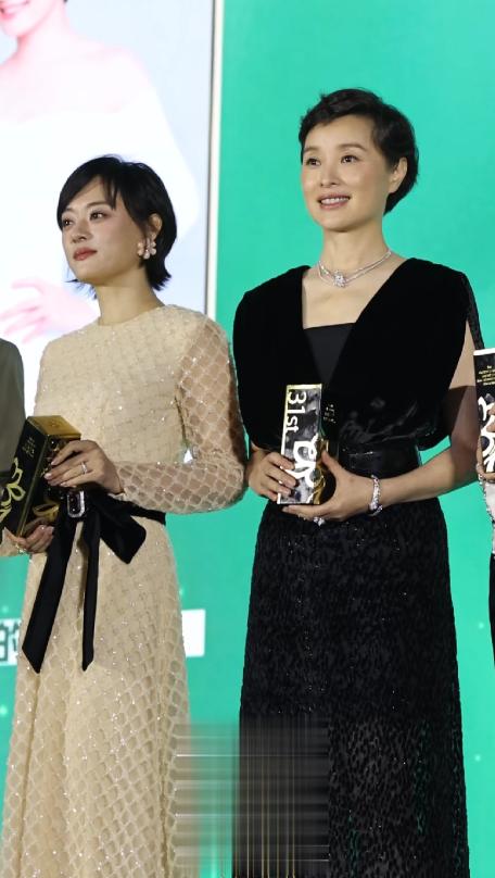 孙俪和谁同框都是正宫娘娘的气势，唯独到了吴越跟前，孙俪有点被压制住了

最近刷到