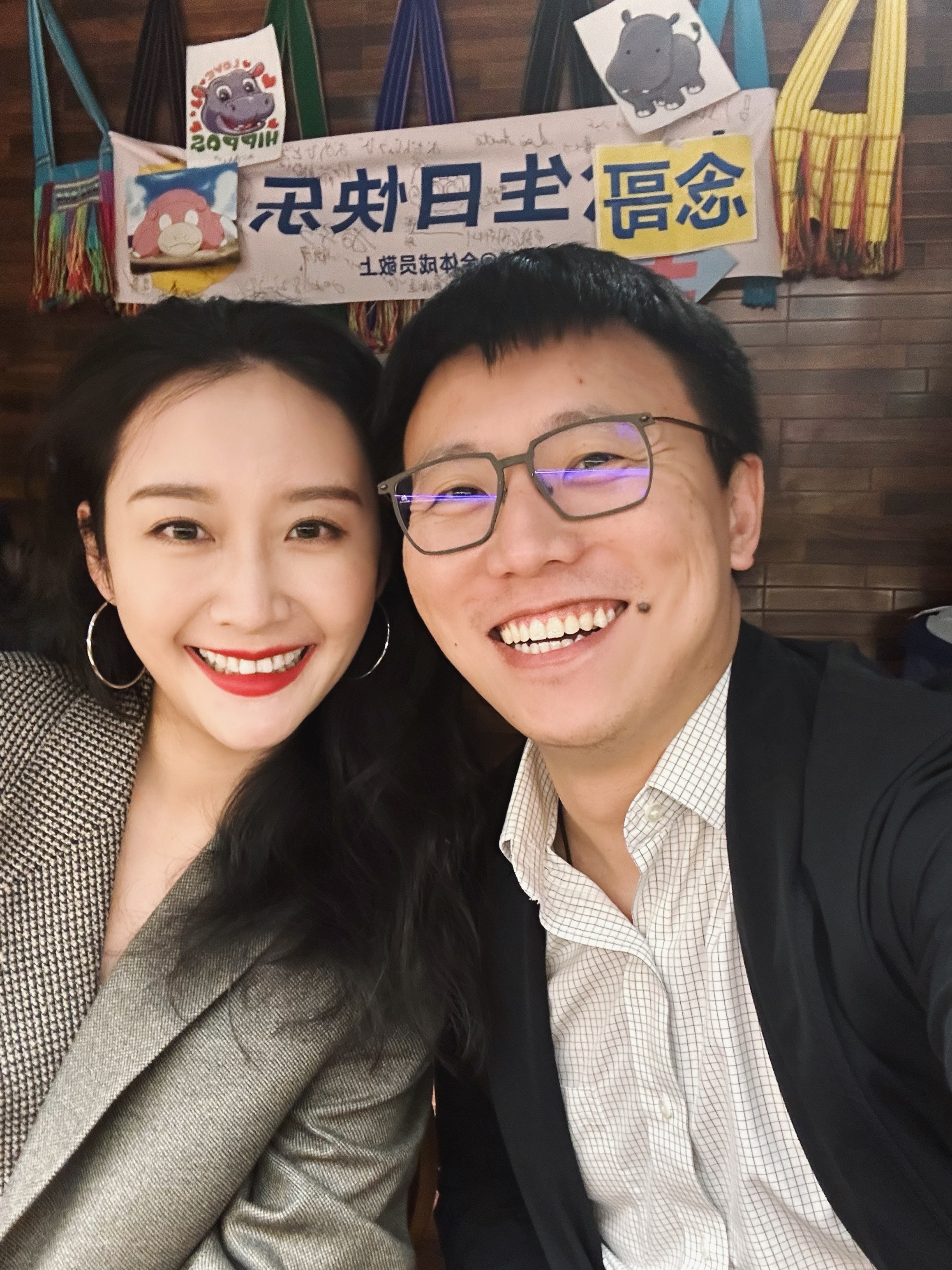 又一个结婚纪念日找了个小酒馆过收到喜欢的花束有点矫情的小卡片可爱又奇怪的拖鞋礼物