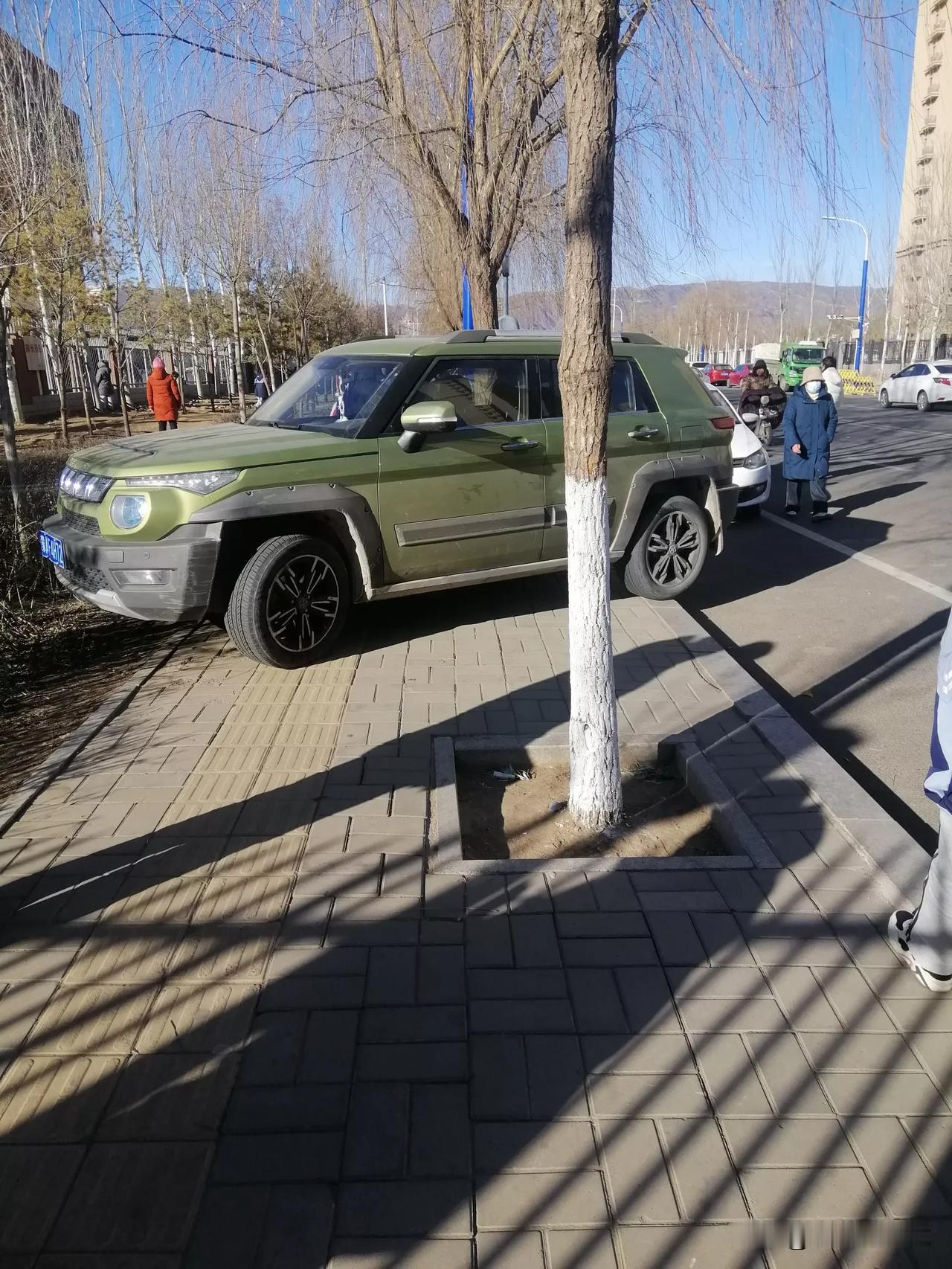 停车一定要选择好地方！学生上学的通道上来这么一下，已经遭到孩子们的强烈谴责！[捂