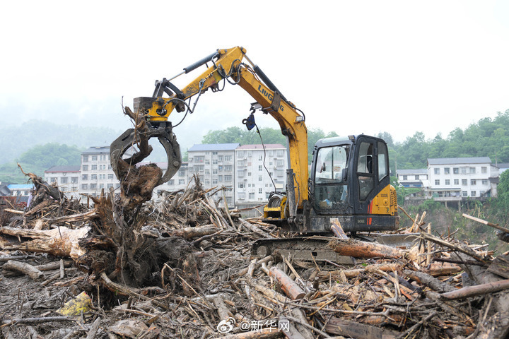 直击湖南石门强降雨持续关注多地强降雨【新华视点｜直击湖南石门防汛救灾一线】近日，