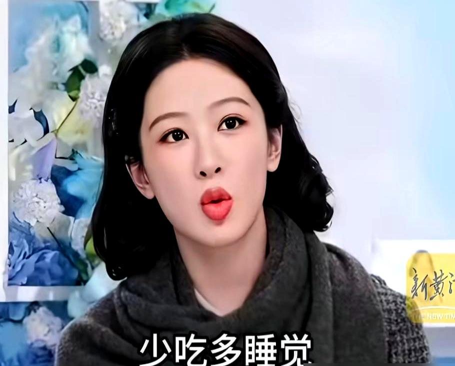 杨紫在直播间笑说“少吃多睡戒色”，全网玩梗狂欢，没人信她真这么活。
 
可你翻翻