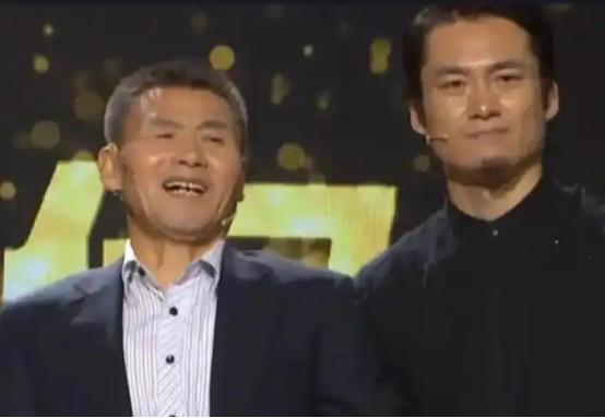 1999年，黑龙江1校长晨跑时，突然被一学生拦住：“请你供我读书！”没想到，他竟