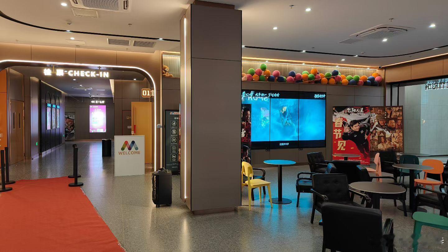 听听温特怎么说 今天工作日最后一天，我朋友圈新开了十多家影城，其中直播间大哥在合