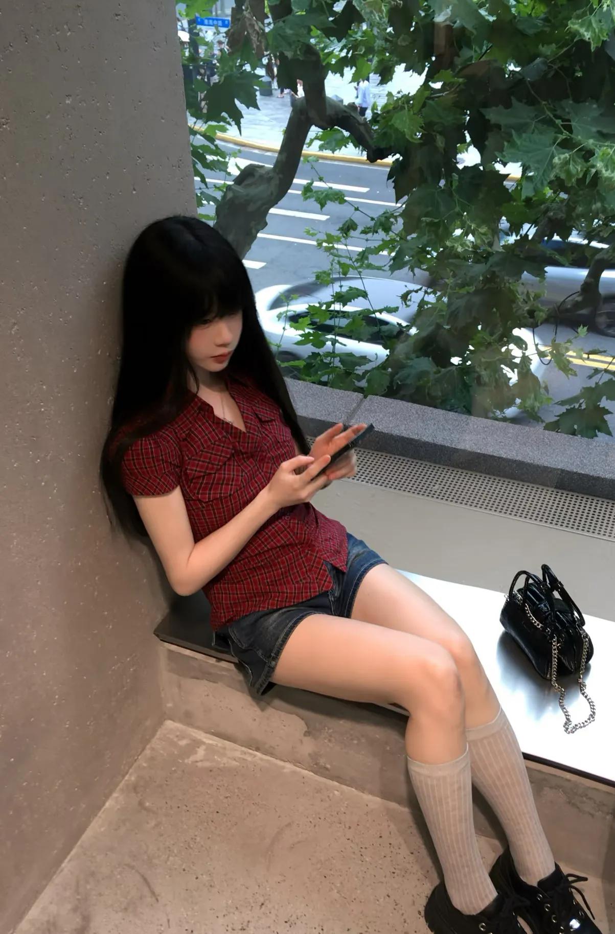 一个国家一个民族要树立民族自信，民族精神，民族气节和民族文化。
对外要强硬，对内