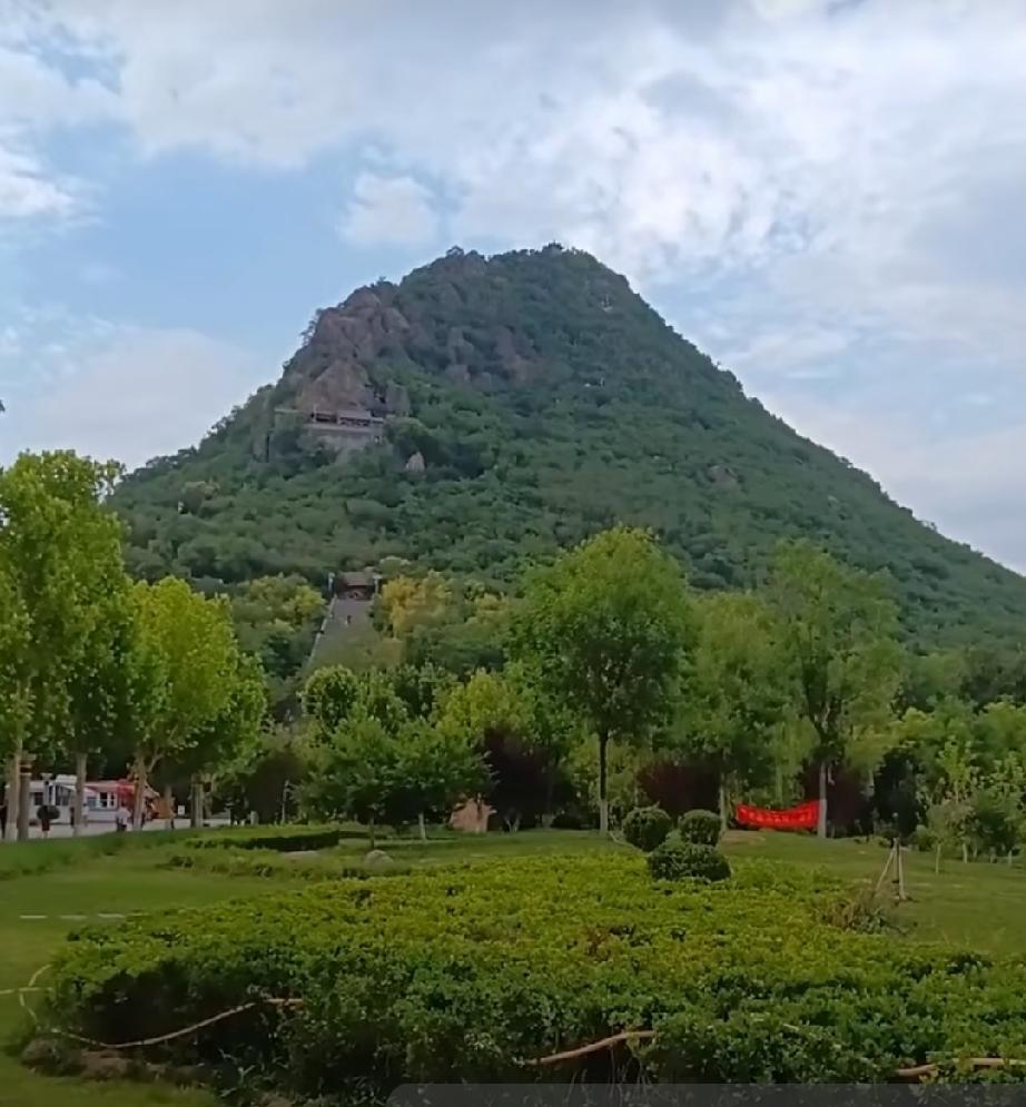 济南华山
位于山东省济南市历城区华山街道，黄河以南、小清河以北，海拔197米。